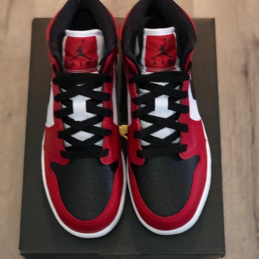๐SOLD๐Air Jordan 1 Mid GS Chicago 554725-069 - Picture 3 of 11